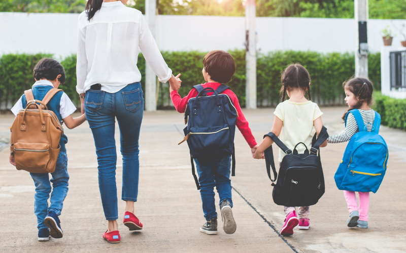 子供が手をつないで保育園から帰宅している